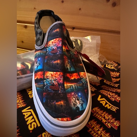 NWT Stranger Things Custom Off The Wall Slides Loafers - Picture 3 of 10